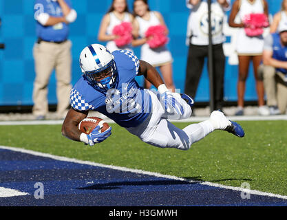 Lexington, KY, USA. 8. Oktober 2016. Kentucky Wildcats Runningback Jojo Kemp (3) tauchte für Großbritanniens ersten Touchdown auf Großbritanniens ersten Laufwerk des Spiels, wie der University of Kentucky Vanderbilt University im Commonwealth Stadium in Lexington, Kentucky, Samstag, 8. Oktober 2016 gespielt. Dies ist die erste Quartal College-Fußball-Action. © Lexington Herald-Leader/ZUMA Draht/Alamy Live-Nachrichten Stockfoto