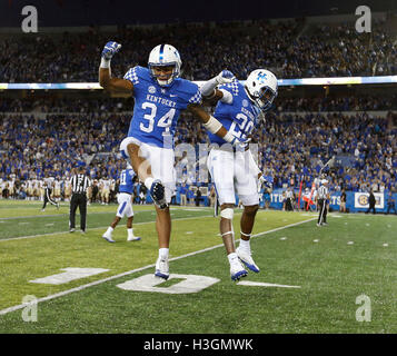 Lexington, KY, USA. 8. Oktober 2016. Kentucky Wildcats Linebacker Jordan Jones (34) und Kentucky Wildcats Cornerback Derrick Baity (29) feierte Vandys letzte unvollständig Durchgang wie der University of Kentucky Vanderbilt University im Commonwealth Stadium in Lexington, Kentucky, Samstag, 8. Oktober 2016 gespielt. Dies ist die vierte Quartal-College-Fußball-Action. UK gewann 20-13. © Lexington Herald-Leader/ZUMA Draht/Alamy Live-Nachrichten Stockfoto