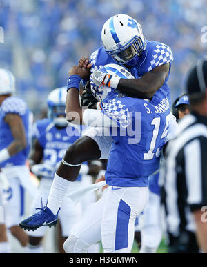 Lexington, KY, USA. 8. Oktober 2016. Kentucky Wildcats Runningback Boom Williams (18) gratulierte Kentucky Wildcats Quarterback Stephen Johnson (15) nach Johnson einen Run erzielte wie der University of Kentucky Vanderbilt University im Commonwealth Stadium in Lexington, Kentucky, Samstag, 8. Oktober 2016 gespielt. Dies ist die zweite Quartal College-Fußball-Action. © Lexington Herald-Leader/ZUMA Draht/Alamy Live-Nachrichten Stockfoto