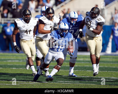 Lexington, KY, USA. 8. Oktober 2016. Kentucky Wildcats Runningback gefunden Boom Williams (18) Raum läuft, wie der University of Kentucky Vanderbilt University im Commonwealth Stadium in Lexington, Kentucky, Samstag, 8. Oktober 2016 gespielt. Dies ist die erste Quartal College-Fußball-Action. © Lexington Herald-Leader/ZUMA Draht/Alamy Live-Nachrichten Stockfoto