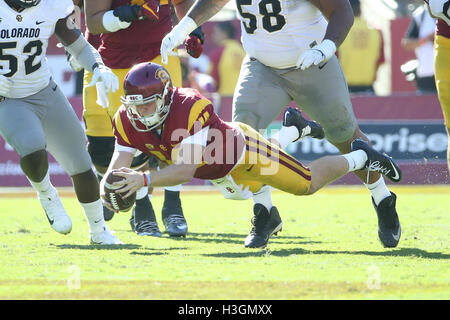 Los Angeles, Kalifornien, USA. 8. Oktober 2016. 8. Oktober 2016: USC Trojans quarterback Sam Darnold (14) Tauchgänge für ein First Down im Spiel zwischen dem Colorado Buffaloes und die USC Trojans, das Kolosseum in Los Angeles, CA. Peter Joneleit / Zuma Wire Service © Peter Joneleit/ZUMA Draht/Alamy Live News Stockfoto