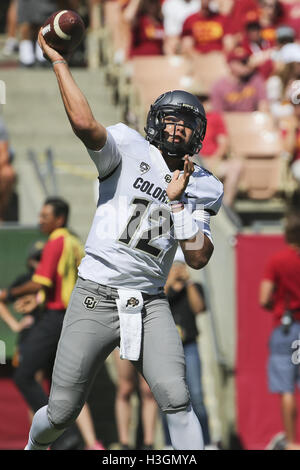 Los Angeles, Kalifornien, USA. 8. Oktober 2016. 8. Oktober 2016: Colorado Buffaloes Quarterback Steven Montez (12) macht einen Pass im ersten Quartal im Spiel zwischen dem Colorado Buffaloes und die USC Trojans, das Kolosseum in Los Angeles, CA. Peter Joneleit versuchen / Zuma Wire Service © Peter Joneleit/ZUMA Draht/Alamy Live News Stockfoto