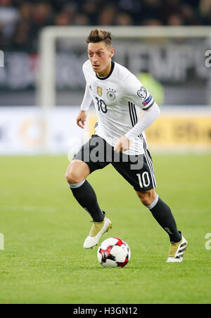 Hamburg, Deutschland. 8. Oktober 2016. Mesut OEZIL DFB 10 treibt den Ball Aktion, Full-Size, WM Qualifikation Deutschland - Tschechien 3: 0 in Hamburg, Deutschland am 8. Oktober 2016/08.10.2016 Credit: Peter Schatz/Alamy Live News Stockfoto