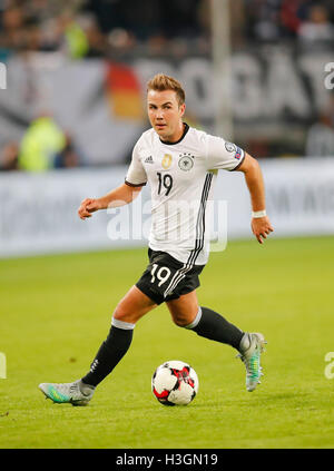 Hamburg, Deutschland. 8. Oktober 2016. Mario GOETZE, DFB 19 treibt den Ball Aktion, Full-Size, WM Qualifikation Deutschland - Tschechien 3: 0 in Hamburg, Deutschland am 8. Oktober 2016/08.10.2016 Credit: Peter Schatz/Alamy Live News Stockfoto