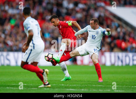 London, UK. 8. Oktober 2016. Wayne Rooney (R) von England wetteifert mit Andre Schemebri von Malta während der Gruppe F-Spiel zwischen England und Malta mit 2018 FIFA WM Europäische Zone-Qualifikation im Wembley Stadion in London, England, am 8. Oktober 2016. England gewann mit 2: 0. Bildnachweis: Han Yan/Xinhua/Alamy Live-Nachrichten Stockfoto