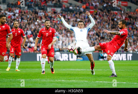 London, UK. 8. Oktober 2016. DELE Alli (2., R) von England schießt Tor während der Gruppe F Spiel zwischen England und Malta mit 2018 FIFA WM Europäische Zone-Qualifikation im Wembley Stadion in London, England, am 8. Oktober 2016. England gewann mit 2: 0. Bildnachweis: Han Yan/Xinhua/Alamy Live-Nachrichten Stockfoto