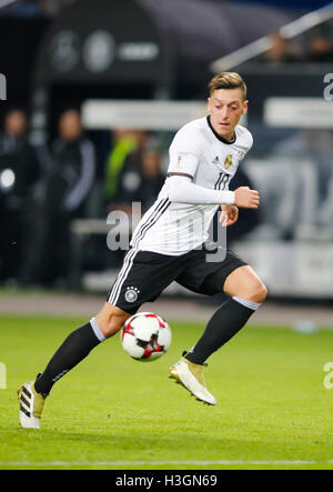 Hamburg, Deutschland. 8. Oktober 2016. Mesut OEZIL DFB 10 treibt den Ball Aktion, Full-Size, WM Qualifikation Deutschland - Tschechien 3: 0 in Hamburg, Deutschland am 8. Oktober 2016/08.10.2016 Credit: Peter Schatz/Alamy Live News Stockfoto