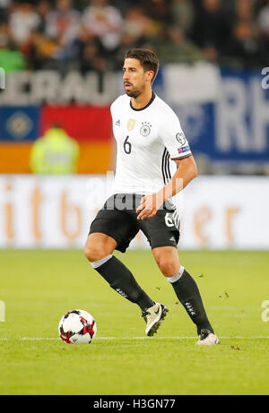 Hamburg, Deutschland. 8. Oktober 2016. Sami KHEDIRA, DFB 6 treibt den Ball Aktion, Full-Size, WM Qualifikation Deutschland - Tschechien 3: 0 in Hamburg, Deutschland am 8. Oktober 2016/08.10.2016 Credit: Peter Schatz/Alamy Live News Stockfoto