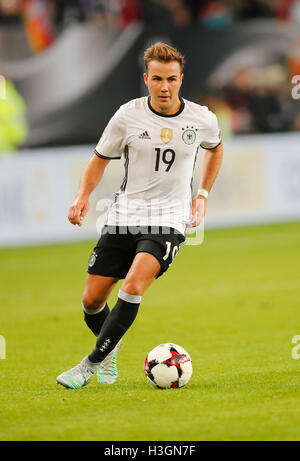 Hamburg, Deutschland. 8. Oktober 2016. Mario GOETZE, DFB 19 treibt den Ball Aktion, Full-Size, WM Qualifikation Deutschland - Tschechien 3: 0 in Hamburg, Deutschland am 8. Oktober 2016/08.10.2016 Credit: Peter Schatz/Alamy Live News Stockfoto