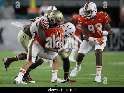 Miami, Florida, USA. 8. Oktober 2016. MONICA HERNDON | Times.Miami Hurrikane Wide Receiver Braxton Berrios (8) auf einem Kahn zurück heruntergenommen durch Florida State Seminolen defensive zurück Trey Marshall (20) Samstag, 8. Oktober 2016 im Hard Rock Stadium in Miami Gardens. © Monica Herndon/Tampa Bay Times / ZUMA Draht/Alamy Live News Stockfoto