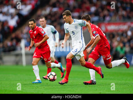 London, UK. 8. Oktober 2016. Gruppe F-match zwischen Großbritannien und Malta im Jahr 2018 FIFA WM Europäische Zone-Qualifikation im Wembley Stadion in London. 8. Oktober 2016. John Steinen (2., R) von England durchbricht während der Gruppe F Spiel zwischen England und Malta mit 2018 FIFA WM Europäische Zone-Qualifikation im Wembley Stadion in London, England am 8. Oktober 2016. England gewann mit 2: 0. Bildnachweis: Han Yan/Xinhua/Alamy Live-Nachrichten Stockfoto