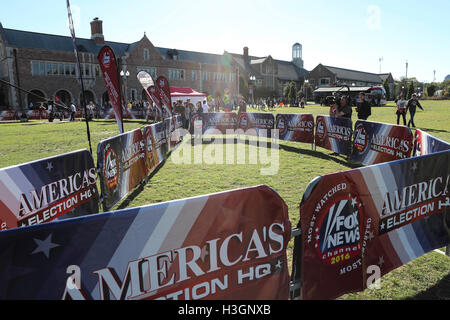 St. Louis, USA. 8. Oktober 2016. Journalisten arbeiten an der Washington University in St. Louis, Missouri, USA, 8. Oktober 2016. Die zweite Präsidentschafts-Debatte findet am 9. Oktober an der Washington University. © Wang Ying/Xinhua/Alamy Live-Nachrichten Stockfoto