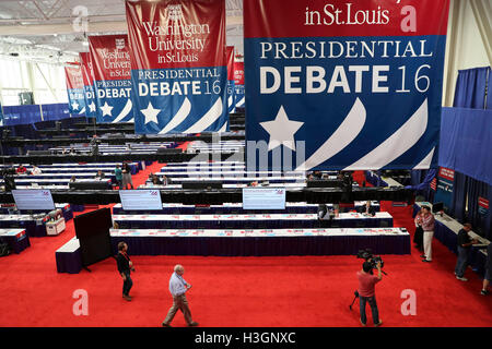 St. Louis, USA. 8. Oktober 2016. Journalisten arbeiten in der Medien-Hall für die zweite Präsidentschafts-Debatte an der Washington University in St. Louis, Missouri, USA, 8. Oktober 2016. Die zweite Präsidentschafts-Debatte findet am 9. Oktober an der Washington University. © Wang Ying/Xinhua/Alamy Live-Nachrichten Stockfoto