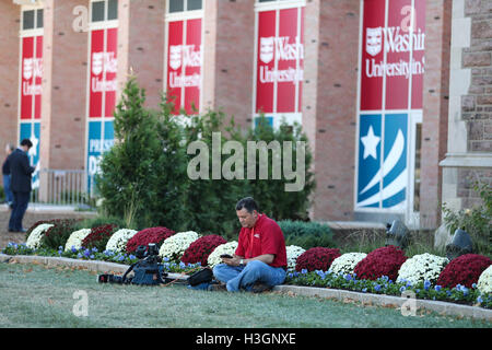 St. Louis, USA. 8. Oktober 2016. Ein Journalist nimmt eine Pause an der Washington University in St. Louis, Missouri, USA, 8. Oktober 2016. Die zweite Präsidentschafts-Debatte findet am 9. Oktober an der Washington University. © Wang Ying/Xinhua/Alamy Live-Nachrichten Stockfoto