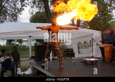 London, UK. 8. Oktober 2016. Der Feuerwehrmann Preforms auf der Tottenham grün multikulturelles Festival, London, UK. Foto: siehe Li Credit: siehe Li/Alamy Live News Stockfoto