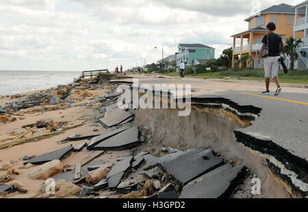 Flagler Beach, Florida, USA. 8. Oktober 2016. Menschen befragen die Schäden an State Road A1A verursacht durch Hurrikan Matthew in Flagler Beach, Florida am 8. Oktober 2016. Die Straße wurde in vielen Bereichen durch Storm Surge und Strand Erosion ausgewaschen. Bildnachweis: Paul Hennessy/Alamy Live-Nachrichten Stockfoto