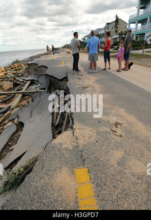 Flagler Beach, Florida, USA. 8. Oktober 2016. Bewohner Überblick über die Schäden an State Road A1A verursacht durch Hurrikan Matthew in Flagler Beach, Florida am 8. Oktober 2016. Die Straße wurde in vielen Bereichen durch Storm Surge und Strand Erosion ausgewaschen. Bildnachweis: Paul Hennessy/Alamy Live-Nachrichten Stockfoto