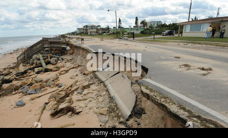 Flagler Beach, Florida, USA. 8. Oktober 2016. Schwere Schäden wird zur State Road A1A verursacht durch Hurrikan Matthew in Flagler Beach, Florida am 8. Oktober 2016 gesehen. Die Straße wurde in vielen Bereichen durch Storm Surge und Strand Erosion ausgewaschen. Bildnachweis: Paul Hennessy/Alamy Live-Nachrichten Stockfoto