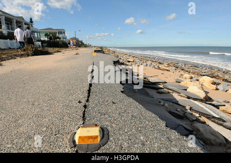 Flagler Beach, Florida, USA. 8. Oktober 2016. Bewohner Überblick über die Schäden an State Road A1A verursacht durch Hurrikan Matthew in Flagler Beach, Florida am 8. Oktober 2016. Die Straße wurde in vielen Bereichen durch Storm Surge und Strand Erosion ausgewaschen. Bildnachweis: Paul Hennessy/Alamy Live-Nachrichten Stockfoto