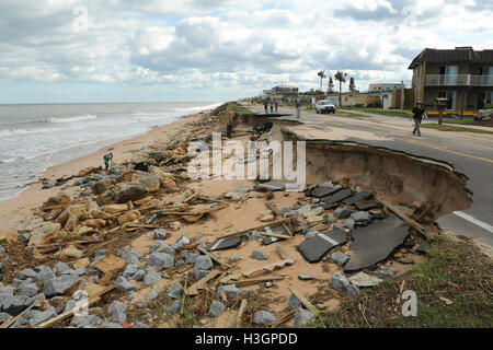 Flagler Beach, Florida, USA. 8. Oktober 2016. Bewohner Überblick über die Schäden an State Road A1A verursacht durch Hurrikan Matthew in Flagler Beach, Florida am 8. Oktober 2016. Die Straße wurde in vielen Bereichen durch Storm Surge und Strand Erosion ausgewaschen. Bildnachweis: Paul Hennessy/Alamy Live-Nachrichten Stockfoto