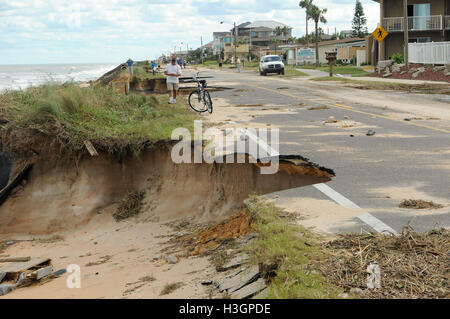 Flagler Beach, Florida, USA. 8. Oktober 2016. Bewohner Überblick über die Schäden an State Road A1A verursacht durch Hurrikan Matthew in Flagler Beach, Florida am 8. Oktober 2016. Die Straße wurde in vielen Bereichen durch Storm Surge und Strand Erosion ausgewaschen. Bildnachweis: Paul Hennessy/Alamy Live-Nachrichten Stockfoto