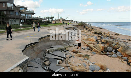 Flagler Beach, Florida, USA. 8. Oktober 2016. Bewohner Überblick über die Schäden an State Road A1A verursacht durch Hurrikan Matthew in Flagler Beach, Florida am 8. Oktober 2016. Die Straße wurde in vielen Bereichen durch Storm Surge und Strand Erosion ausgewaschen. Bildnachweis: Paul Hennessy/Alamy Live-Nachrichten Stockfoto