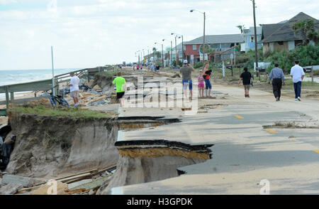 Flagler Beach, Florida, USA. 8. Oktober 2016. Bewohner Überblick über die Schäden an State Road A1A verursacht durch Hurrikan Matthew in Flagler Beach, Florida am 8. Oktober 2016. Die Straße wurde in vielen Bereichen durch Storm Surge und Strand Erosion ausgewaschen. Bildnachweis: Paul Hennessy/Alamy Live-Nachrichten Stockfoto