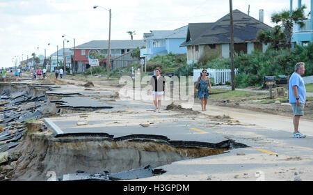 Flagler Beach, Florida, USA. 8. Oktober 2016. Bewohner Überblick über die Schäden an State Road A1A verursacht durch Hurrikan Matthew in Flagler Beach, Florida am 8. Oktober 2016. Die Straße wurde in vielen Bereichen durch Storm Surge und Strand Erosion ausgewaschen. Bildnachweis: Paul Hennessy/Alamy Live-Nachrichten Stockfoto