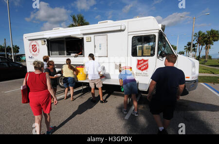 Flagler Beach, Florida, USA. 8. Oktober 2016. Opfer von Hurrikan Matthew erhalten Speisen und Getränke von einem LKW von Salvation Army Emergency Disaster Services folgende den Schaden verursacht durch Hurrikan Matthew in Flagler Beach, Florida am 8. Oktober 2016 betrieben. Bildnachweis: Paul Hennessy/Alamy Live-Nachrichten Stockfoto