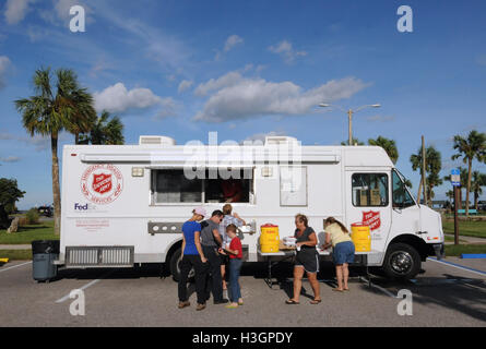 Flagler Beach, Florida, USA. 8. Oktober 2016. Opfer von Hurrikan Matthew erhalten Speisen und Getränke von einem LKW von Salvation Army Emergency Disaster Services folgende den Schaden verursacht durch Hurrikan Matthew in Flagler Beach, Florida am 8. Oktober 2016 betrieben. Bildnachweis: Paul Hennessy/Alamy Live-Nachrichten Stockfoto