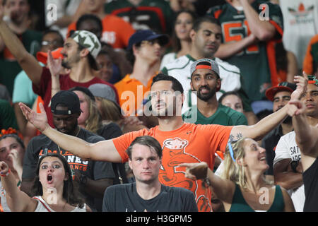 Miami, Florida, USA. 8. Oktober 2016. MONICA HERNDON | Times.Miami Hurrikane Fans reagieren nach der Kick Block von Florida State Seminolen wodurch sie verliert das Spiel 20-19 Samstag, 8. Oktober 2016 im Hard Rock Stadium in Miami Gardens war. © Monica Herndon/Tampa Bay Times / ZUMA Draht/Alamy Live News Stockfoto