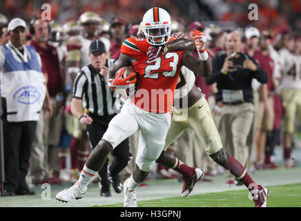 Miami, Florida, USA. 8. Oktober 2016. MONICA HERNDON | Times.Miami-Hurrikane-Tight-End Christopher Herndon IV (23) ist von Florida State Seminolen defensive zurück Trey Marshall (20) in der ersten Hälfte das Spiel Samstag, 8. Oktober 2016 im Hard Rock Stadium in Miami Gardens abgerissen. © Monica Herndon/Tampa Bay Times / ZUMA Draht/Alamy Live News Stockfoto