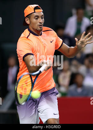 Tokio, Japan. 8. Oktober 2016. Nick Kyrgios von Australien gibt den Ball gegen Gael Monfils Frankreichs während der Halbfinale der Rakuten Japan Open Tennis Championships in Tokio auf Samstag, 8. Oktober 2016 zurück. Kyrgios besiegt Monfils 6-4, 6-4. © Yoshio Tsunoda/AFLO/Alamy Live-Nachrichten Stockfoto