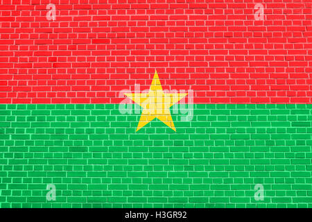 Burkina Faso offizielle Nationalflagge. Afrikanische patriotischen Symbol, Banner, Element, Hintergrund. Flagge von Burkina Faso auf Ziegelmauer Stockfoto