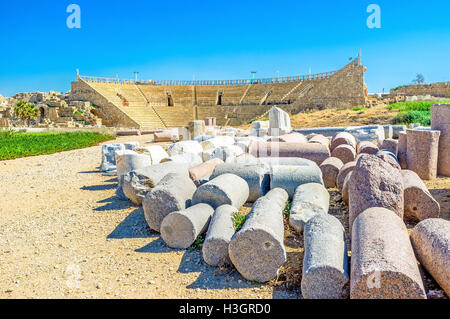 Der Kaiserschnitt Kolosseum ist das berühmteste römische Amphitheater in Israel. Stockfoto