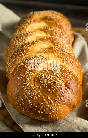 Hausgemachte Sesam Challah Brot fertig zum Verzehr Stockfoto