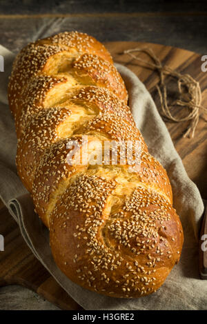 Hausgemachte Sesam Challah Brot fertig zum Verzehr Stockfoto