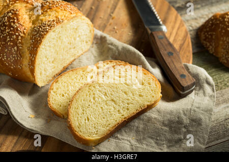 Hausgemachte Sesam Challah Brot fertig zum Verzehr Stockfoto