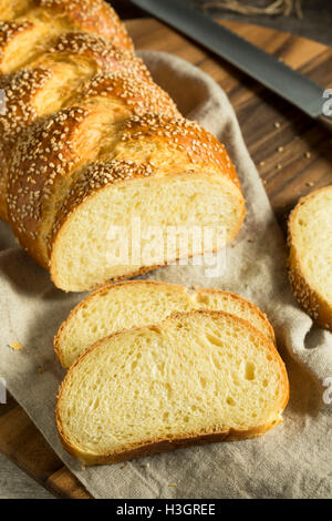 Hausgemachte Sesam Challah Brot fertig zum Verzehr Stockfoto