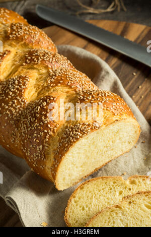 Hausgemachte Sesam Challah Brot fertig zum Verzehr Stockfoto