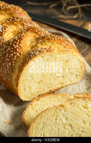 Hausgemachte Sesam Challah Brot fertig zum Verzehr Stockfoto