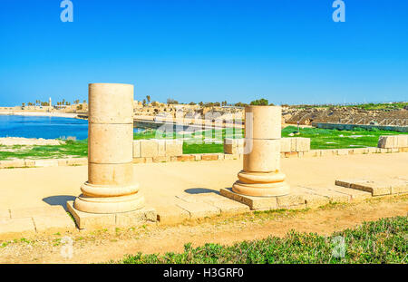 Die Reste von steinernen Säulen des römischen Tempels mit dem großen Hippodrom am Meeresufer, Caesarea, Israel. Stockfoto