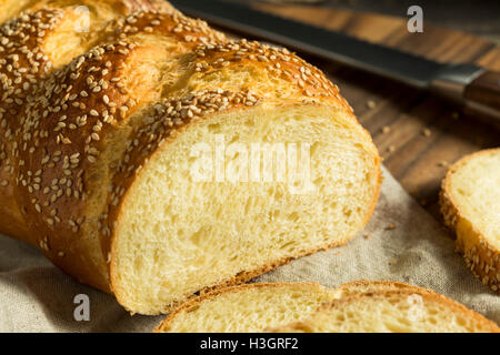 Hausgemachte Sesam Challah Brot fertig zum Verzehr Stockfoto