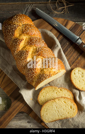 Hausgemachte Sesam Challah Brot fertig zum Verzehr Stockfoto