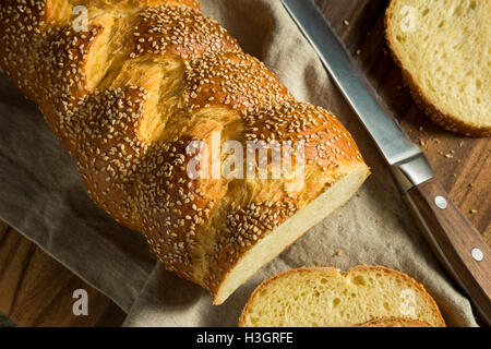 Hausgemachte Sesam Challah Brot fertig zum Verzehr Stockfoto