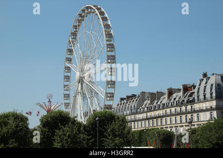 Riesenrad und Karussell auf dem blauen Himmel in Paris Stockfoto