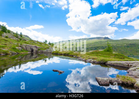 Italienische Bergpanorama, Wolken reflektiert auf alpinen See. Trekking in der Nähe von 'Passo San Pellegrino", Alpen. Sport und Outdoor Stockfoto