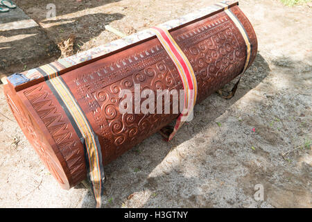 Die Leiche tot von den Hinterbliebenen zu erziehen, reinigen Sie ihre Leichen während Bizzare Ma'Nene Rituale in North Toraja. Stockfoto