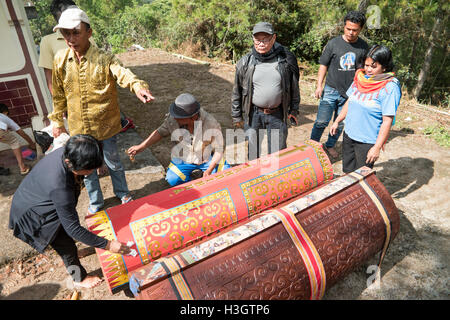 Die Leiche tot von den Hinterbliebenen zu erziehen, reinigen Sie ihre Leichen während Bizzare Ma'Nene Rituale in North Toraja. Stockfoto