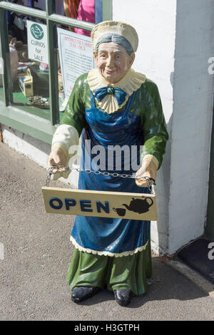 Schild "geöffnet" und Statue außerhalb Deblyns Teeladen, High Street, New Romney, Kent, England, Großbritannien Stockfoto